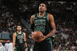 bob半岛体育官方网站-美媒：库里似乎已知道霍福德将加盟勇士，他说后者是伟大球员