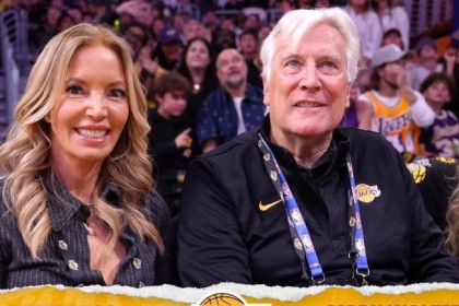 NBA名记曝光湖人巴斯家族内斗细节！珍妮・巴斯还是太强了|乔伊|杰西|兄弟姐妹|洛杉矶湖人队|杰西-巴斯_新浪体育_新浪新闻