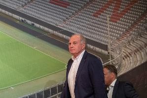 bob半岛体育官网-获颁德国足球联盟荣誉奖！赫内斯：这是对我过去50年努力的肯定