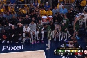 bob半岛体育官方网站-输不起？贝弗利怒砸球迷乱怼记者 即将领到罚单