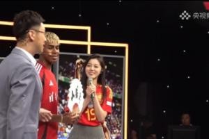 亚马尔做客天下足球收到折扇，女球迷教亚马尔用中文念小孩哥