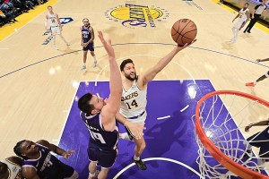 bob半岛体育-竟然还完成了一记爆扣，湖人替补内线也许偶尔能扮演奇兵的角色？