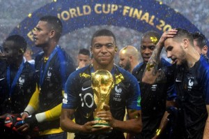 bob半岛体育平台-FIFA：登贝莱等巴黎三人、姆巴佩、恩佐有机会成为“双世界冠军”